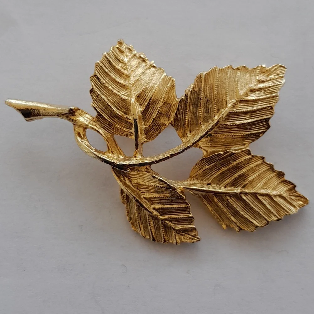 Vintage Elegant Gold Leaf Brooch